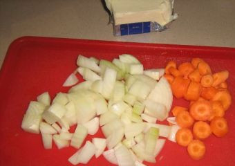 1. Этап. Запеканка из печени: 3. Морковь и лук моем, чистим, и нарезаем для обжарки.