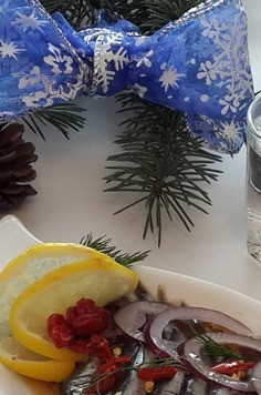 1. Этап. Свекольный мусс с килькой и икрой: Кильку пряного посола легко купить в магазине, и вы можете использовать её. Но если вдруг вам попалась свежемороженная килька, я предлагаю приготовить её вот таким способом 