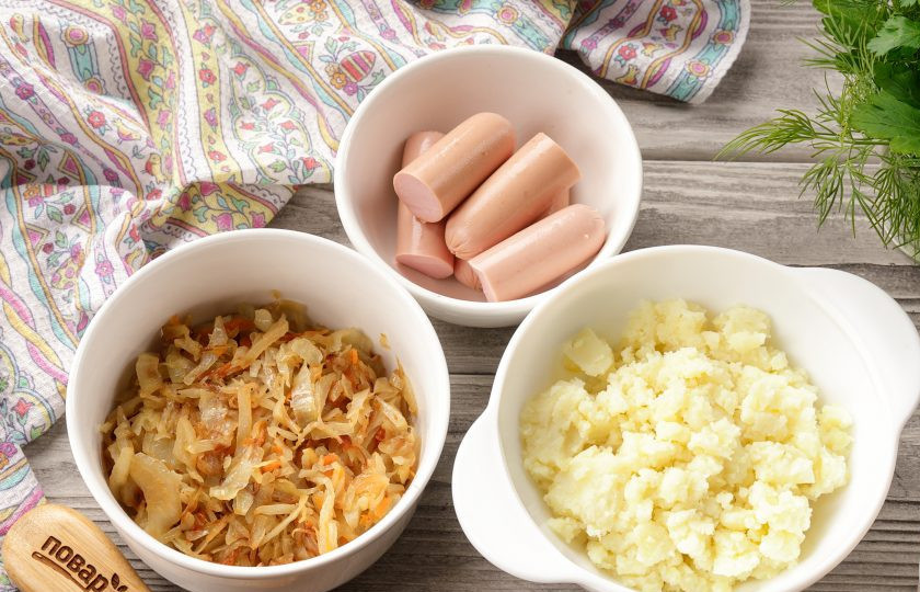 1. Этап. Пирог Семейный: Тем временем подготовьте начинку. У меня сосиски, разрежьте каждую пополам. Готовое картофельное пюре и тушёная капуста. Вы можете приготовить ту начинку, которая нравится вам.