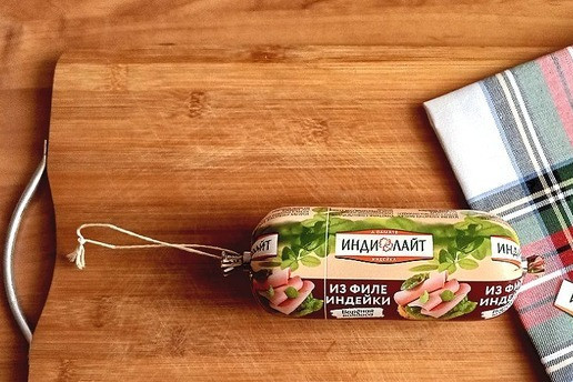 1. Этап. Овощное ассорти на кеци с колбасой: В рецепте я буду использовать колбасу варёную из филе индейки ТМ Индилайт.