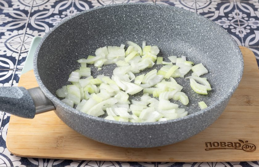 1. Этап. Морская капуста сушеная с кимчи: Разогрейте сковороду с растительным маслом на среднем огне. Нарежьте репчатый лук кубиками и обжарьте 4-5 минут.