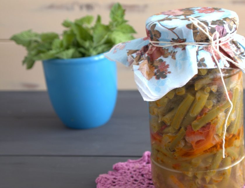 1. Этап. Салат из фасоли на зиму: 7. Теперь нужно накрыть все банки теплым пледом или одеялом и оставить до полного остывания вверх ногами.