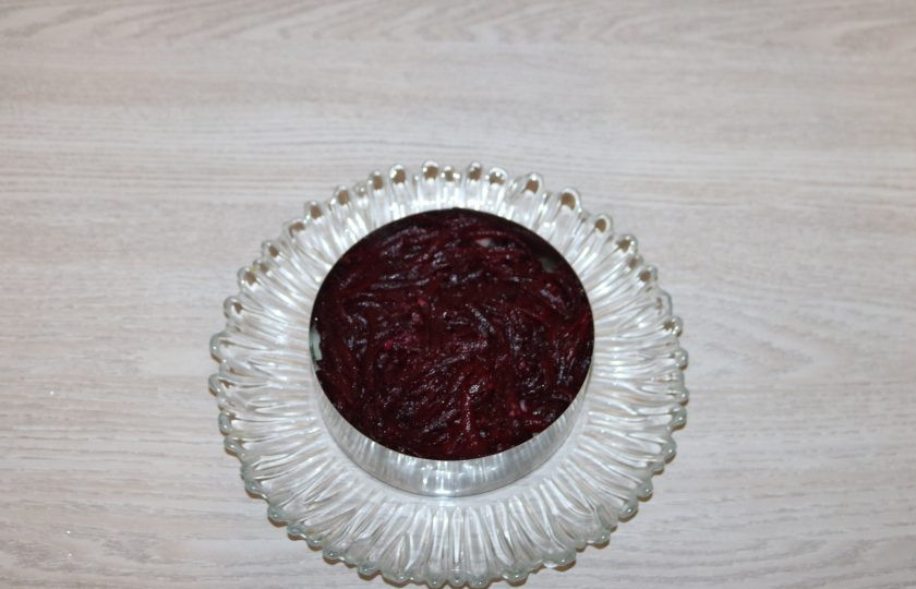 1. Этап. Салат Графский: 3 слой - тертая на крупной тёрке свекла. Чеснок пропустите через пресс, смешайте с майонезом и сажьте этот слой чесночным майонезом.