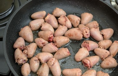 1. Этап. Тушеные куриные сердечки: Затем наливаем на сковороду немного растительного масла и обжариваем на нем сердечки в течение 2-3 минут, периодически помешивая их.