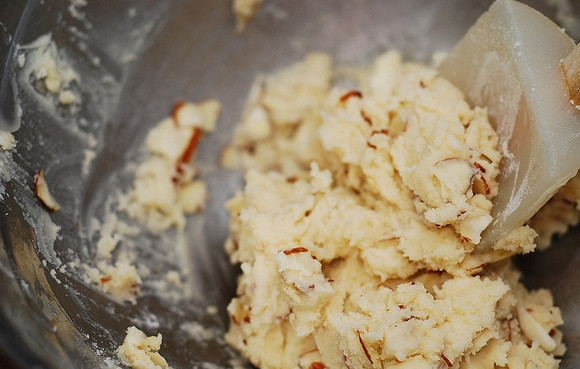 1. Этап. Миндальное песочное печенье: Потом в тесто добавьте миндаль. Аккуратно всё перемешайте.