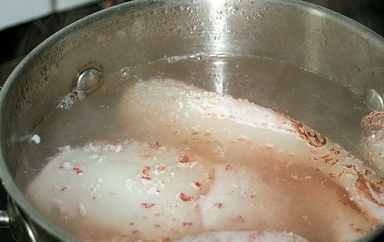 1. Этап. Кальмары в сметанном соусе: 1. Если хотите, чтобы ваши кальмары получились нежными, отварите их не более трех минут и бросать их лучше в кипящую подсоленную воду. Помните об этом, иначе морепродукты станут жесткими. Чтобы приготовить кальмары в сметанном соусе в домашних условиях, достаточно минимальных кулинарных навыков и желания.