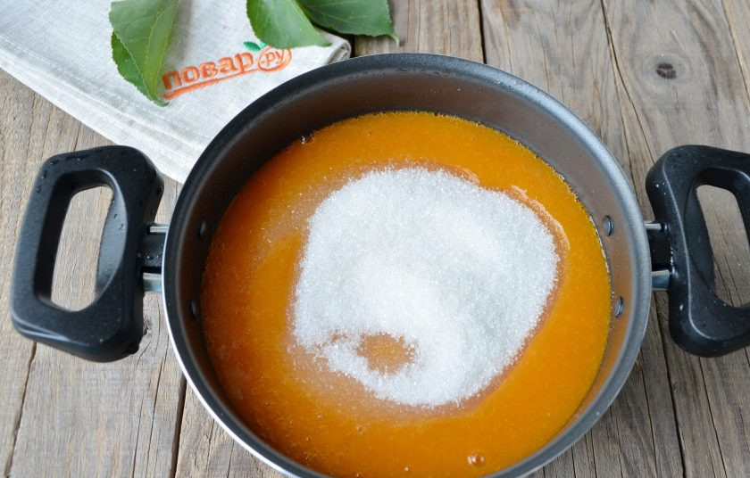 1. Этап. Абрикосовый джем на зиму: Добавьте сахар, перемешайте. Кастрюлю с джемом поставьте на огонь, доведите до кипения и варите около 45-60 минут до желаемой густоты. Снимайте пену и периодически перемешивайте джем деревянной лопаткой.
