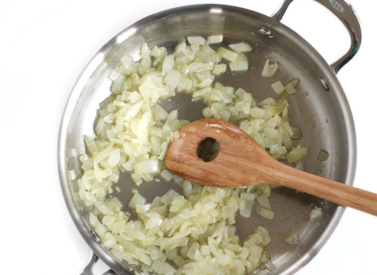 1. Этап. Рис с морепродуктами и овощами: 1. Очистите луковицу и измельчите кубиком, а также измельчите чеснок. Разогрейте в сковороде растительное масло и выложите лук, обжаривайте его около 5 минут. Выложите чеснок и обжаривайте еще 1 минуту.