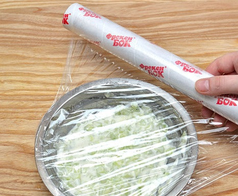 1. Этап. Соус Цацики (Tzatziki): 6. Затяните соус пленкой и отправьте в холодильник. Цацики вкусен охлажденный.