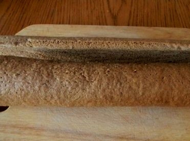 1. Этап. Шоколадный рулет с творожным кремом: Затем плотно свернем его, замотаем в пищевую пленку и отправим в холодильник для застывания.