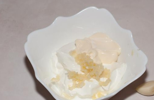 1. Этап. Чесночно-сметанный соус: 4. Чеснок очистить и выдавить через пресс (можно натереть на терке) и добавить в соус. Количество зубчиков зависит от ваших вкусовых предпочтений.