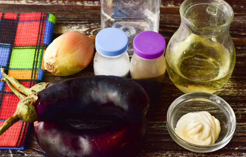 1. Этап. Икра из баклажанов с майонезом на зиму: Подготовьте ингредиенты.