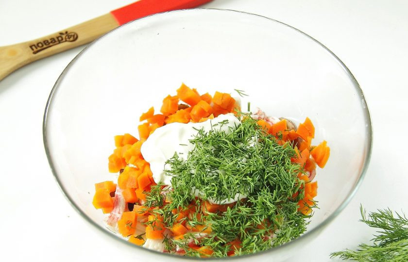 1. Этап. Салат с грибами и крабовыми палочками: 6. Заправьте салат майонезом, соль, перец и зелень кладем по вкусу.