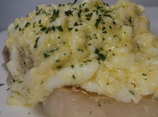 1. Этап. Рыба отварная с соусом польским: Выкладываем на тарелку рыбу, а на нее - польский соус и подаем к столу.