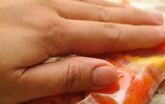 1. Этап. Свежие помидоры на зиму: 6. Разложите по пакетикам, слегка прижмите, чтобы они занимали меньше места, и отправьте в морозилку. Свежие помидоры на зиму в домашних условиях готовы!