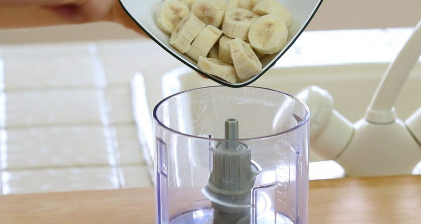 1. Этап. Шоколадно-банановое мороженое: 2. Затем выложите в миксер банан, пасту и какао.