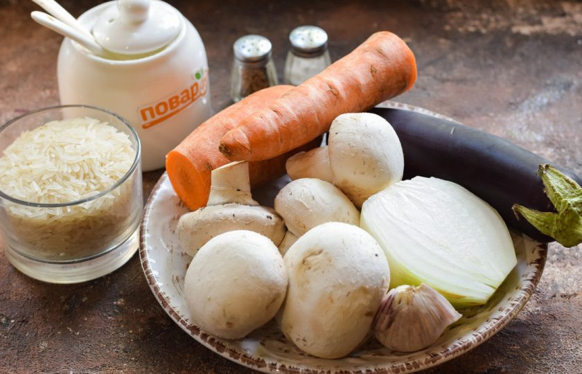 1. Этап. Овощное рагу с рисом и баклажанами: Подготовьте ингредиенты.