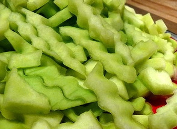 1. Этап. Мармелад из арбузных корок: Нарежьте корки так, как вам нравится. Можно придать им любую форму по желанию. Соду растворите в стакане горячей воды, вылейте в кастрюлю еще с 10 стаканами холодной воды и в этой смеси замочите порезанные корки на 6 часов. Затем тщательно, несколько раз промойте корки под проточной водой.