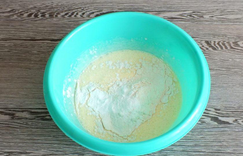 1. Этап. Пирог с бананами и киви: Добавьте просеянную муку, ванилин, разрыхлитель для теста. Перемешайте миксером на малой скорости.