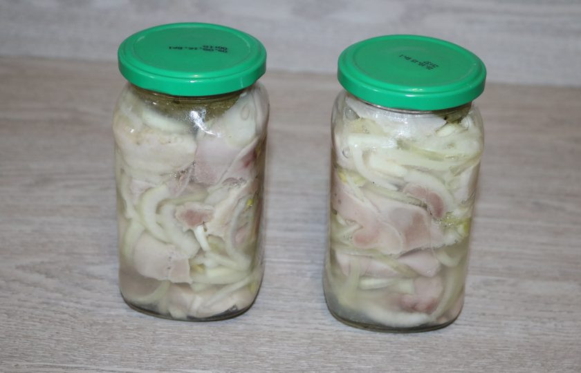 1. Этап. Маринованные молоки: Закройте крышками, дайте остыть, затем поставьте в холодильник на 3 дня для маринования.