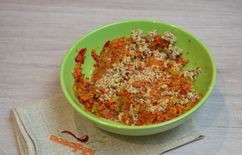 1. Этап. Аджика абхазская классическая: Соедините перечную массу с ореховой, перемешайте.