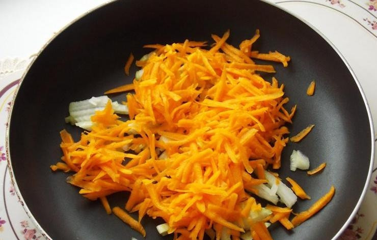 1. Этап. Тефтели с тыквой: Для подливы натираем 100 грамм тыквы на крупной терке, а лук нарезаем кубиками. Все вместе обжариваем на сковороде в подсолнечном масле минут 10.