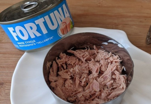 1. Этап. Салат Кудрявый Ваня: Тунец (без жидкости) слегка разминаем вилкой, кладём следующим слоем. У меня - филе тунца желтоперого ТМ FORTUNA. Этот слой можно не мазать майонезом.