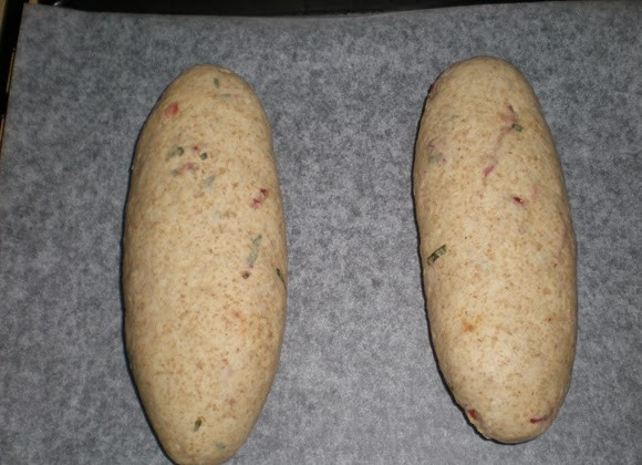 1. Этап. Ароматный хлеб: Из поднявшегося теста можно сделать два батона. Разделите тесто на две части. Сформируйте два батона.