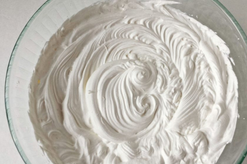 1. Этап. Бисквитный торт Графские развалины: 12. Хорошенько перемешиваю массу миксером, затем убираю крем в холодильник на пару минут.