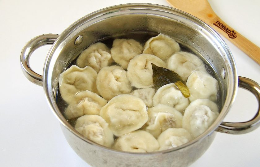 1. Этап. Московские пельмени: Пельмени можно заморозить впрок или отварить в подсоленной воде при слабом кипении. После всплытия варите пельмени 5 минут, затем извлеките шумовкой и подайте к столу.