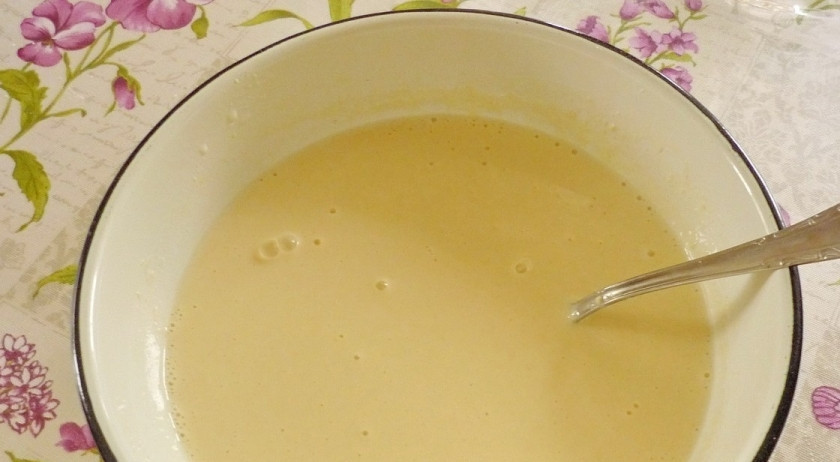 1. Этап. Клафути со сливами: 2. Теперь приготовим простое тесто. При помощи венчика, блендера или миксера взибваем в пышную массу яйца с сахаром, затем добавим молоко, топленое масло. И только затем постепенно всыпаем муку. Вымешиваем до однородности и этим тестом заливаем сверху фрукты.