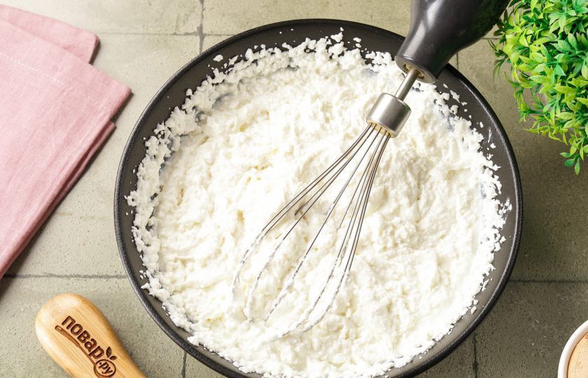 1. Этап. Десерт с желатином и творогом: Взбейте миксером или блендером.