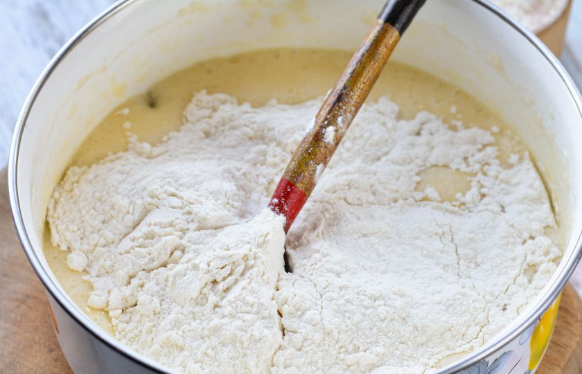 1. Этап. Кулич с коньяком: Всыпьте всю оставшуюся муку.