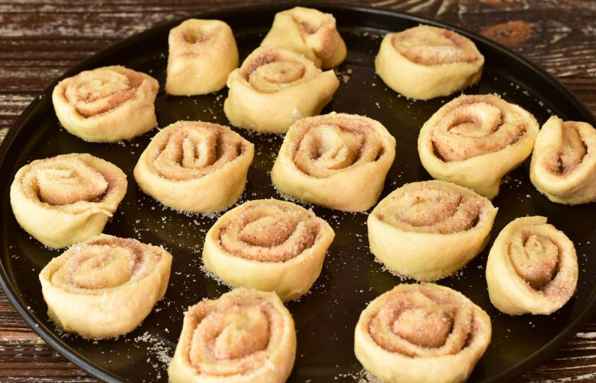 1. Этап. Печенье на кефире с корицей: Выложите печенье на противень.