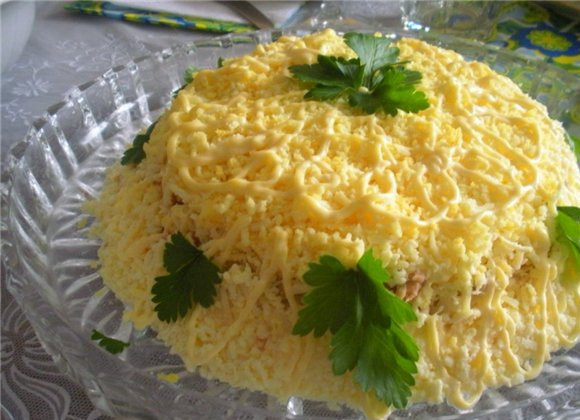 1. Этап. Слоеный салат с рыбными консервами: 4. Смазываем майонезом, на этот раз побольше, полностью обмажем салат, и посыпаем сверху тертыми яичными желтками. Украшаем. как вам нравится. Приятного аппетита!