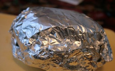 1. Этап. Свинина с розмарином в духовке: Аккуратно заворачиваем мясо в фольгу, в несколько слоев - так из него не вытечет сок при запекании.