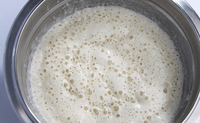 1. Этап. Тесто на пирожки: 1. Полстакана муки, сахар и сухие дрожжи смешиваем в миске, в другой миске подогреваем молоко до комнатной температуры. Тонкой струей вливаем молоко к сухим ингредиентам, получаем жидкое тесто без комочков. Оставляем смесь на 15-20 минут при комнатной температуре.