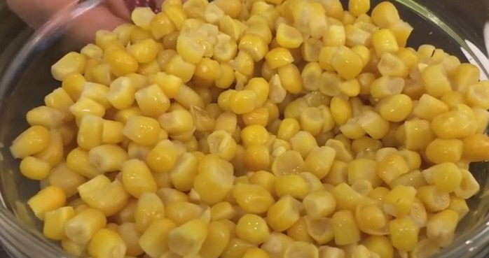 1. Этап. Салат с крабовыми палочками, с креветками и свежим огурцом: 4. Слейте воду с кукурузы. Обязательно попробуйте ее, она должна быть сладкая, вкусная. Добавьте в салат.