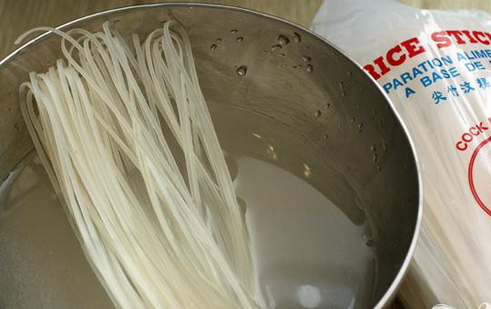 1. Этап. Пад Тай (Pad Thai): 1. В первую очередь в холодную воду необходимо замочить лапшу. Затем растолочь кокосовый сахар. Добавляем томариндовую пасту 2 ст.ложки, соус чили, и ставим на маленький огонь. Нагреваем и помешиваем, сахар должен полностью раствориться.