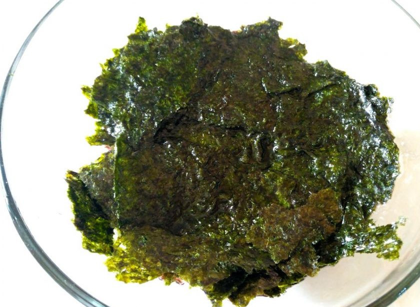 1. Этап. Постная икра из нори: Воду доведите до кипения и залейте ею листы нори, предварительно разорванные на кусочки. Дайте водорослям настояться в течение 3-5 минут.