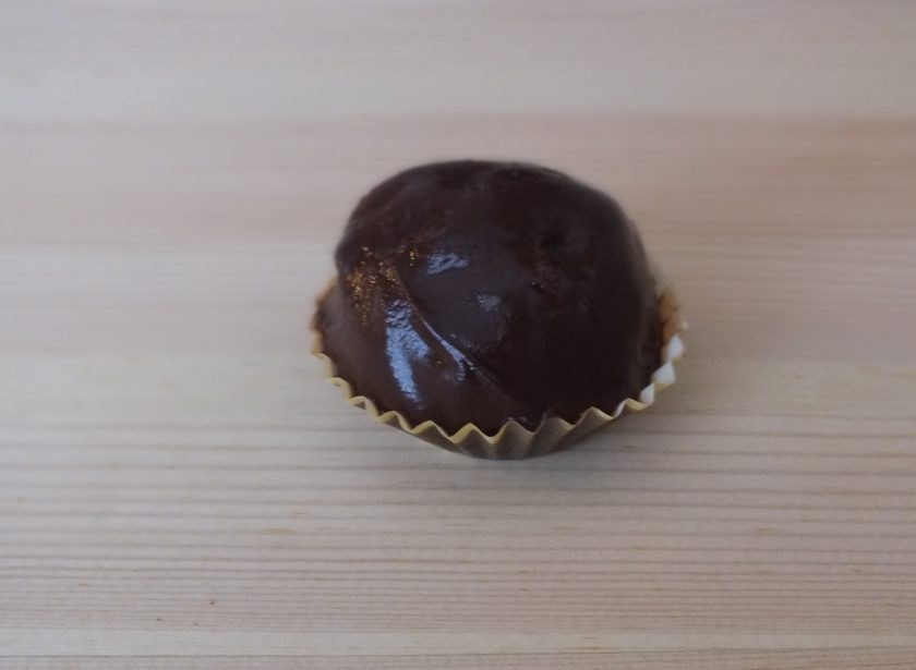 1. Этап. Конфеты Сладкий орешек: С помощью двух чайных ложечек обваляйте подготовленные шарики в глазури.