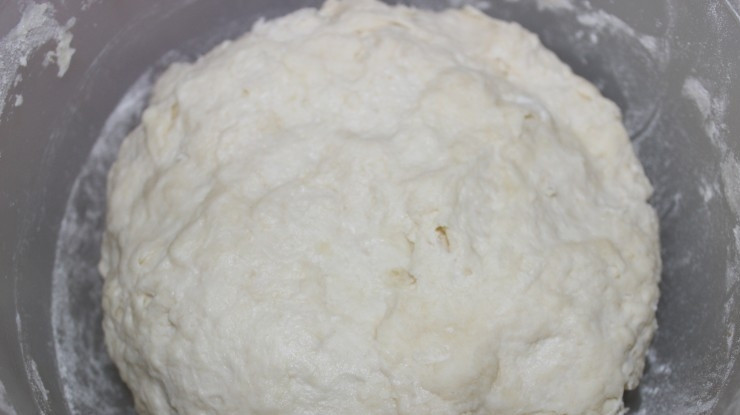 1. Этап. Тесто на беляши на кефире: Замешайте крутое тесто. Оставьте его отдыхать минимум на 10 минут, а потом готовьте дальше: выпекайте беляши с любимыми начинками.
