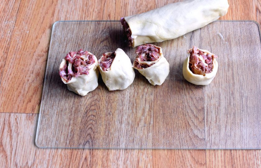 1. Этап. Ленивые пельмени в духовке: Нарежьте рулет кусочками.