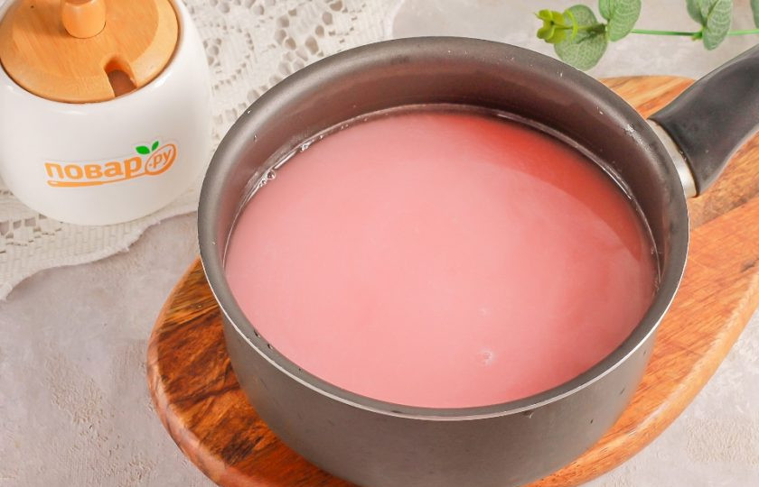 1. Этап. Кисель из концентрата: Перелейте всю жидкость в ковш, в кастрюлю или в казан. Поместите емкость на плиту, включая умеренный нагрев. Постоянно мешая, доведите кисель до загустения. На это вам потребуется 3-5 минут.