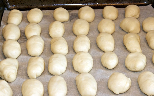 1. Этап. Пирожки с капустой на сдобном тесте: 18. Выложите лепешки на противень с пергаментом. Выпекайте 10-12 минут при температуре 180 градусов.