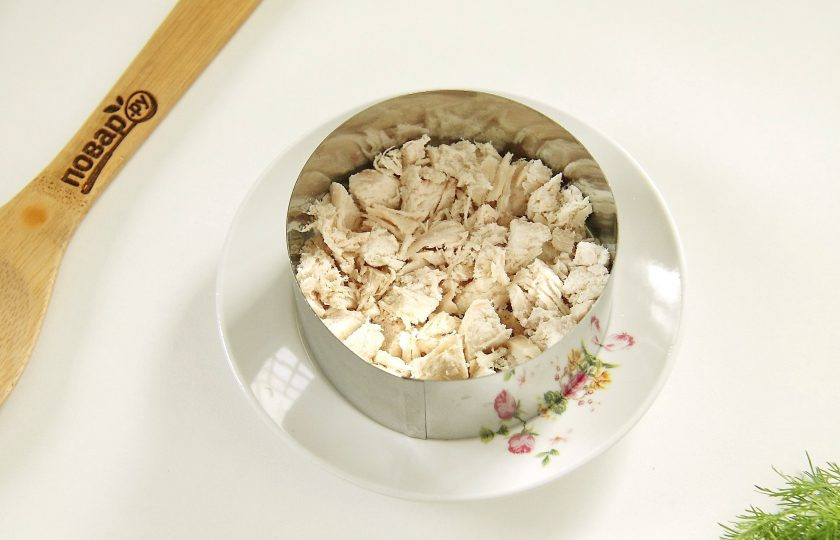 1. Этап. Салат Генеральский классический: Свеклу, морковь и яйца натрите на крупной терке. Мясо нарежьте мелкими кусочками. Первым слоем выложите нарезанное мясо. Все слои смазывайте майонезом и по необходимости подсаливайте.