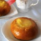 Норвежские булочки-пышечки Тесто можно замесить при помощи ХП или руками. Для этого в чашу ХП наливаем молоко, кладем сахар, соль, кардамон и сливочное масло. Затем всыпаем всю муку и дрожжи. Включаем ХП в режим Тесто, через 1,5 часа будет готово тесто. Если замешивать руками, то сначала необходимо в молоке растворить сахар и соль, добавить кардамон и сливочное масло. Муку смешать с дрожжами и небольшими порциями подсыпать в жидкие ингредиенты замешивая гладкое эластичное тесто. Если муки будет недостаточно и тесто будет липнуть к рукам можно добавить еще немного муки. Сформировать из теста шар, накрыть чистым сухим полотенцем и поставить в теплое место на 1,5 часа подходить. Пока тесто подходит приготовим крем. Для этого молоко помешивая нужно вскипятить с сахаром и ванилином и снять с огня. Желтки растереть с мукой и крахмалом. Тоненькой струйкой влить половину молока с сахаром. При этом постоянно помешиваем чтобы желтки не заварились. Вылить яичную смесь в оставшееся молоко и поставить на огонь. Довести до кипения, но не кипятить, постоянно помешивая. Варить до загустения, снять с огня и дать остыть. Готовое тесто достаем на рабочую поверхность подпыленную мукой. Делим тесто примерно на 9-10 равных частей и скатываем каждую в шарик. Затем возьмем стакан и сделаем выемки как для ватрушек, наполним пустоту кремом, на одну булочку уходит примерно 1 ч. л. крема. Выкладываем булочки на противень и смазываем их взболтанным яйцом. Выпекаем в разогретой до 190 градусов духовке 20 минут. Готовим заливку: смешиваем сахарную пудру и лимонный сок. Поливаем заливкой булочки. Приятного чаепития!