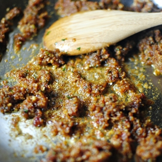 1. Этап. Паста с сушеными помидорами: Ставим сковороду на средний огонь, добавляем песто. Прогреваем в течение 1-2 минут.