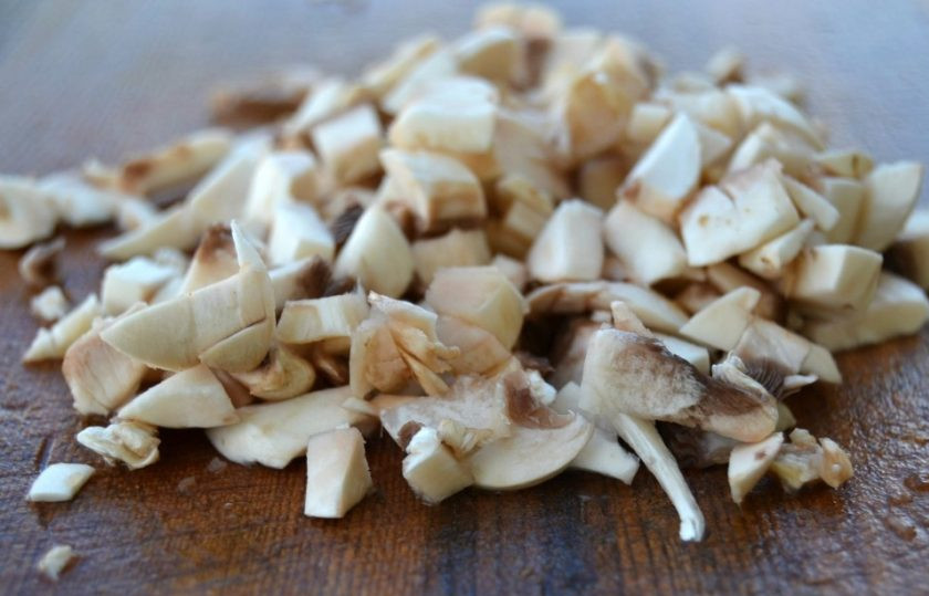 1. Этап. Диетический суп с сельдереем: 4. Очистите и вымойте грибы, нарежьте их небольшими кусочками.