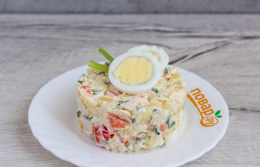 1. Этап. Салат Знакомый: С помощью кулинарного кольца (диаметром 10 см) выложите салат порционно. Последнее яйцо нарежьте кружочками и украсьте салат.